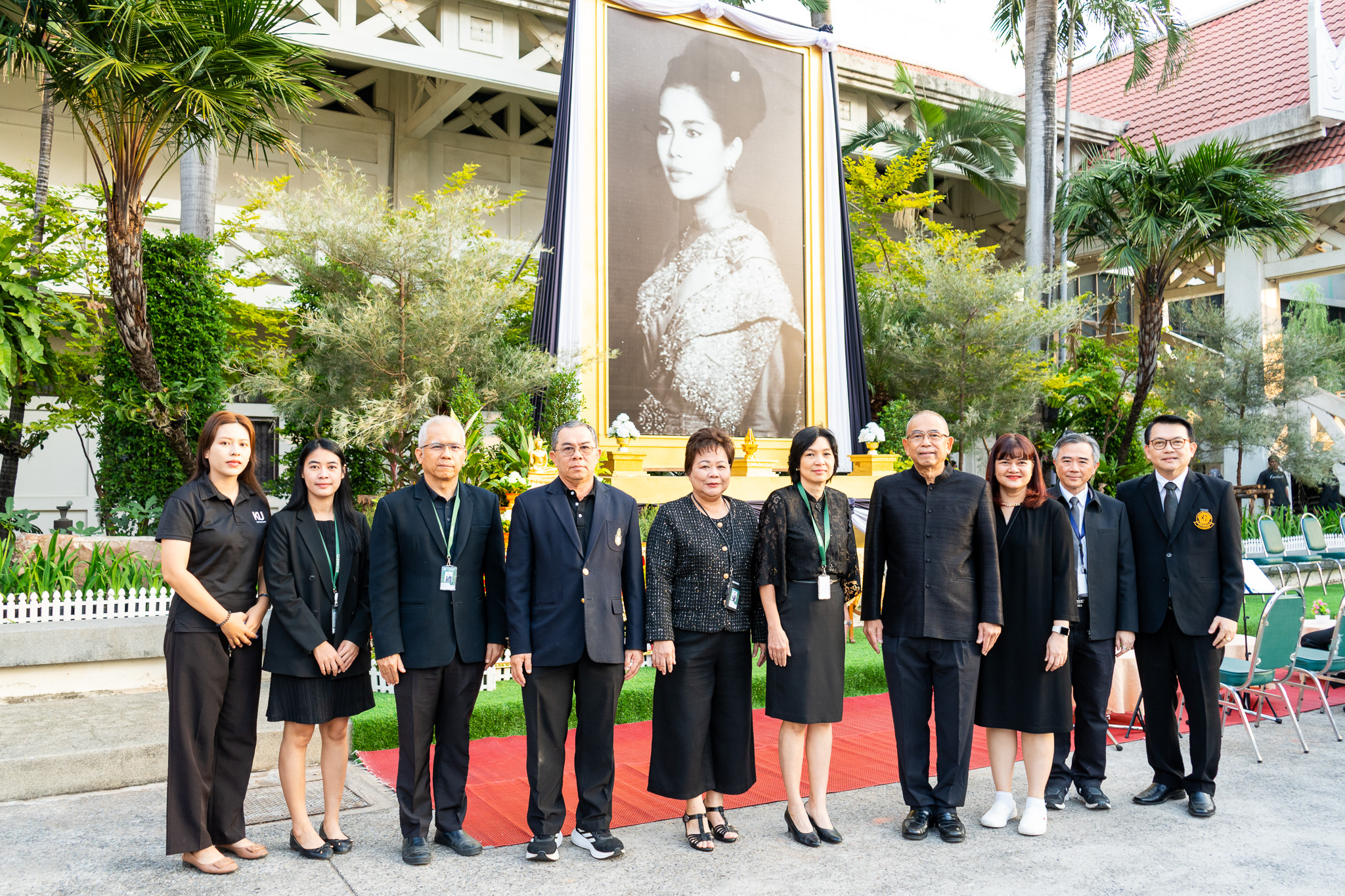 คณะแพทยศาสตร์ มหาวิทยาลัยเกษตรศาสตร์ร่วมพิธีบำเพ็ญกุศลทำบุญตักบาตรพระสงฆ์ 9 รูป เนื่องในวาระครบ 50 วัน (ปัญญาสมวาร) แห่งการสวรรคต สมเด็จพระนางเจ้าสิริกิติ์ พระบรมราชินีนาถ พระบรมราชชนนีพันปีหลวง