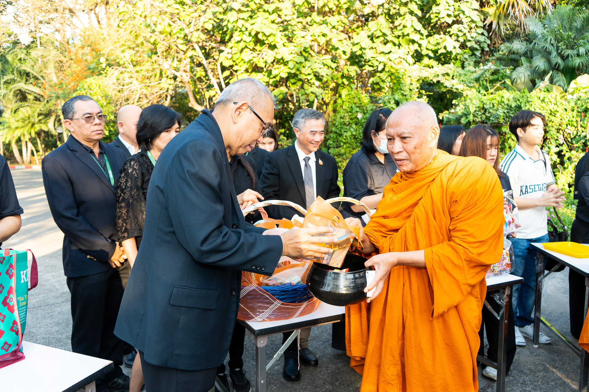 คณะแพทยศาสตร์ มหาวิทยาลัยเกษตรศาสตร์ ร่วมพิธีทำบุญตักบาตรพระสงฆ์ จำนวน 20 รูป