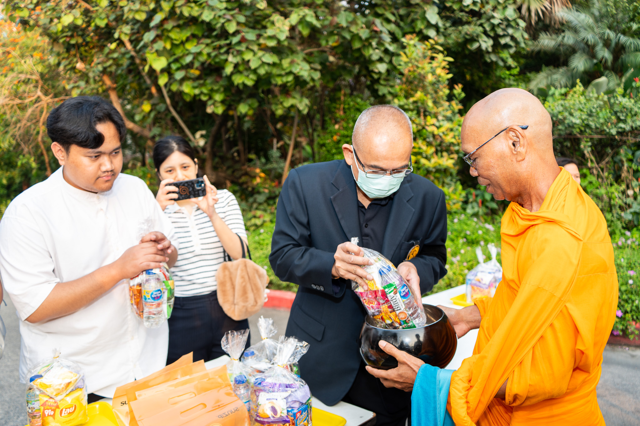 คณะแพทยศาสตร์ มหาวิทยาลัยเกษตรศาสตร์ เข้าร่วมพิธีบำเพ็ญกุศลทำบุญตักบาตร (อาหารแห้ง) พระสงฆ์ 20 รูป
