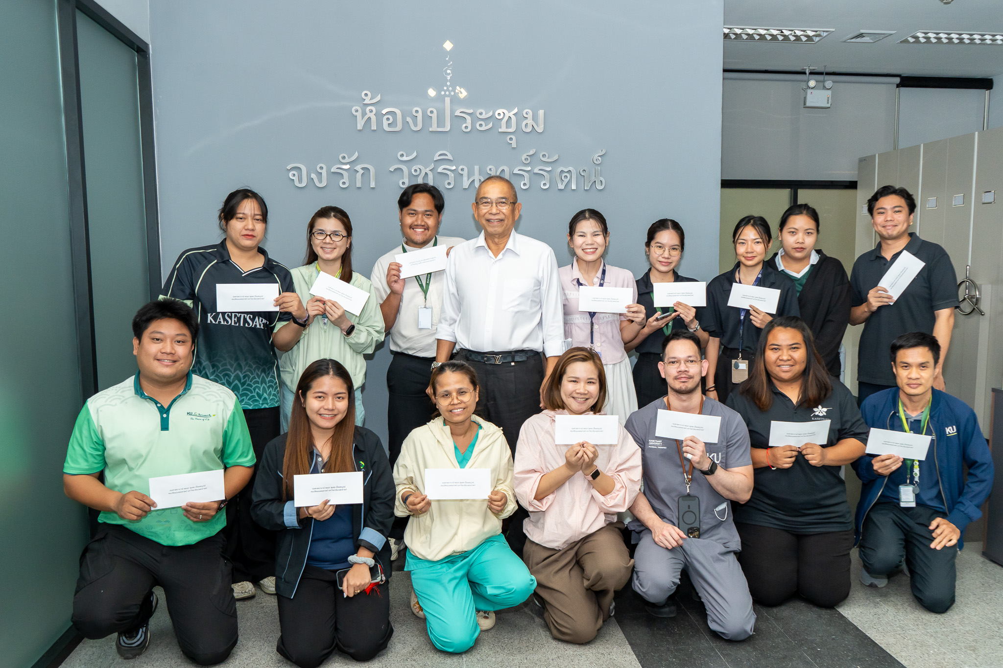 คณบดีคณะแพทยศาสตร์ เล็งเห็นถึงผลกระทบต่อค่าครองชีพของบุคลากร จึงได้ออกมาตรการช่วยเหลือพนักงานมหาวิทยาลัยเงินรายได้ของคณะ เพื่อบรรเทาภาระค่าใช้จ่ายต่าง ๆ
