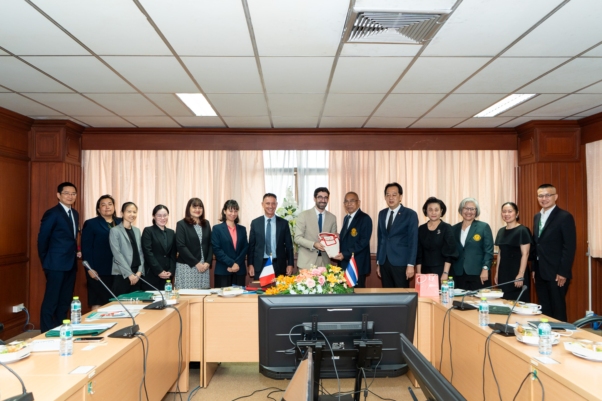 บรรยากาศการประชุมความร่วมมือด้านการแพทย์และวิทยาศาสตร์สุขภาพ ระหว่างมหาวิทยาลัยเกษตรศาสตร์ และ French Embassy