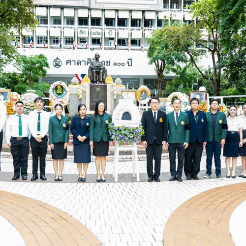 คณะแพทยศาสตร์ มหาวิทยาลัยเกษตรศาสตร์ พร้อมด้วยผู้บริหาร คณาจารย์ บุคลากร และนิสิต ร่วมพิธีวางพวงมาลาถวายสักการะพระราชานุสาวรีย์ สมเด็จพระมหิตลาธิเบศร อดุลยเดชวิกรม พระบรมราชชนก