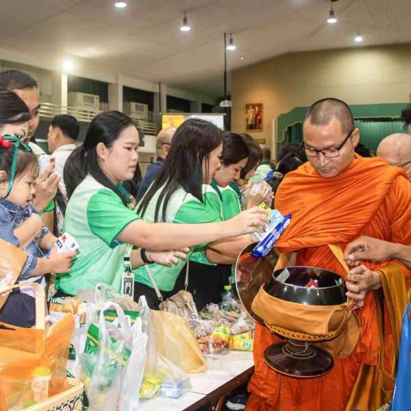 คณะแพทยศาสตร์ มหาวิทยาลัยเกษตรศาสตร์ ร่วมพิธีทำบุญตักบาตรพระสงฆ์ 20 รูป เนื่องในงานขอบคุณบุคลากรประจำปี 2567