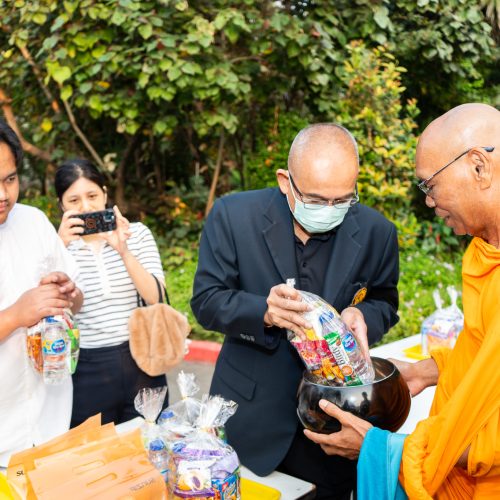 คณะแพทยศาสตร์ มหาวิทยาลัยเกษตรศาสตร์ เข้าร่วมพิธีบำเพ็ญกุศลทำบุญตักบาตร (อาหารแห้ง) พระสงฆ์ 20 รูป